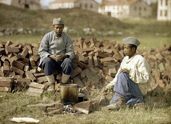 To afrikanske soldater varmer et måltid op, Soissons, Aisne, Frankrig, 1917 (autokrom)